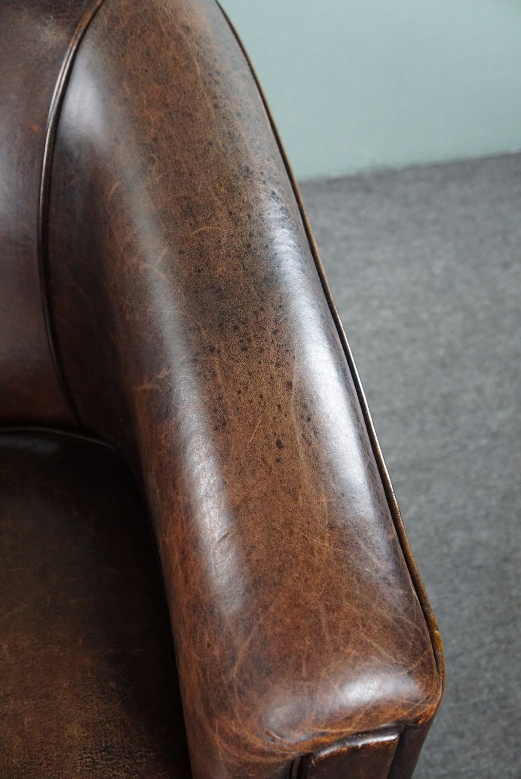 photo furniture Donkere Schapenleren Club Chair Met Strak Design