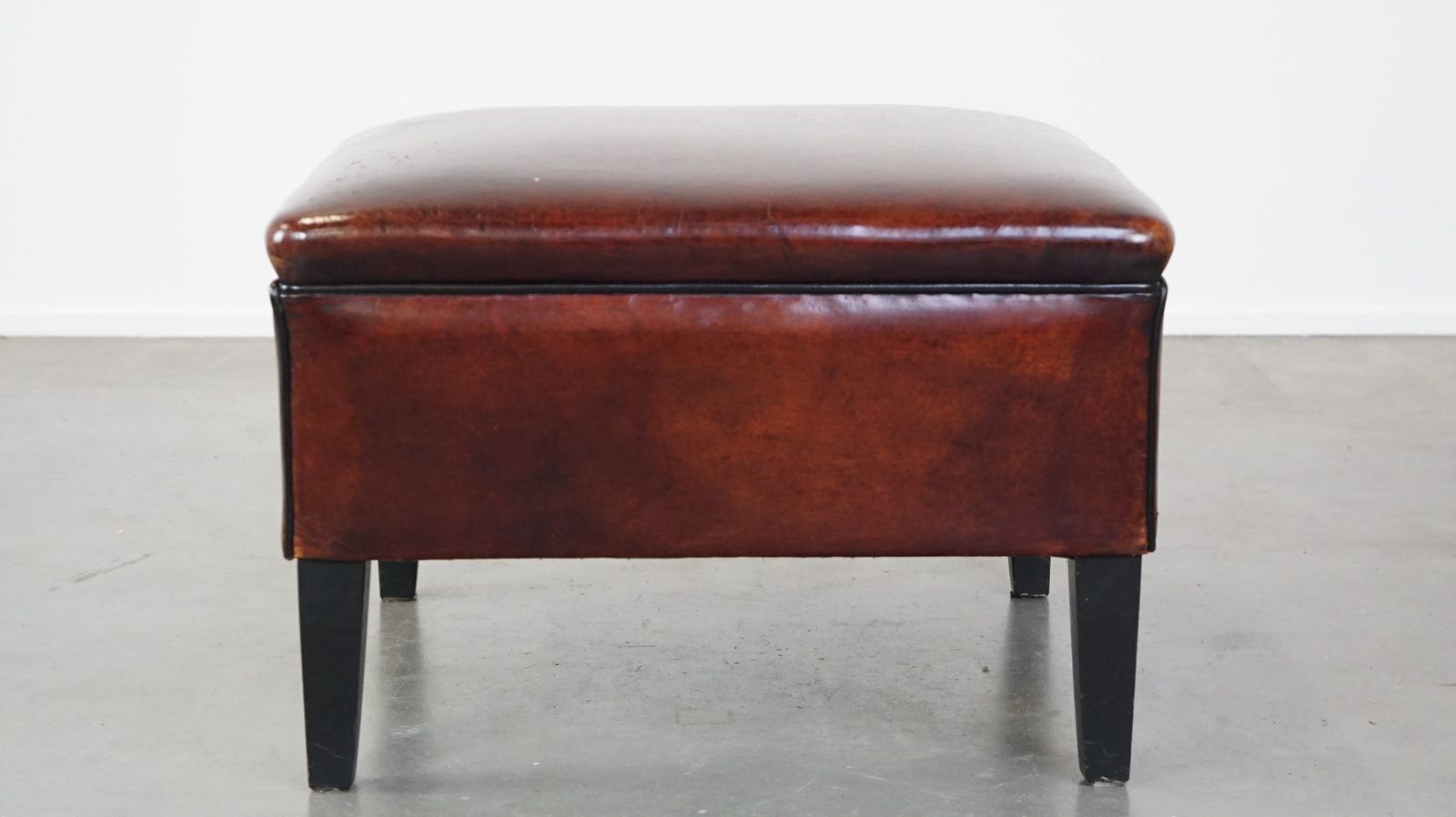 Grote Vierkante Schapenvacht Poef Met Mooie Patina photo furniture