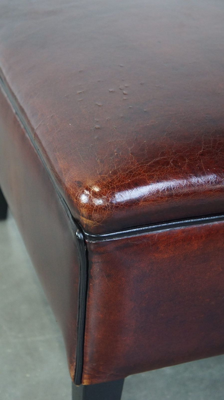 Grote Vierkante Schapenvacht Poef Met Mooie Patina photo vinterior