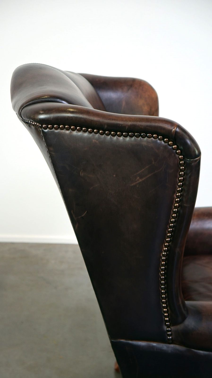 photo vinterior English Style Cowhide Leather Wing Chair With Special Colours And Great Seating Comfort