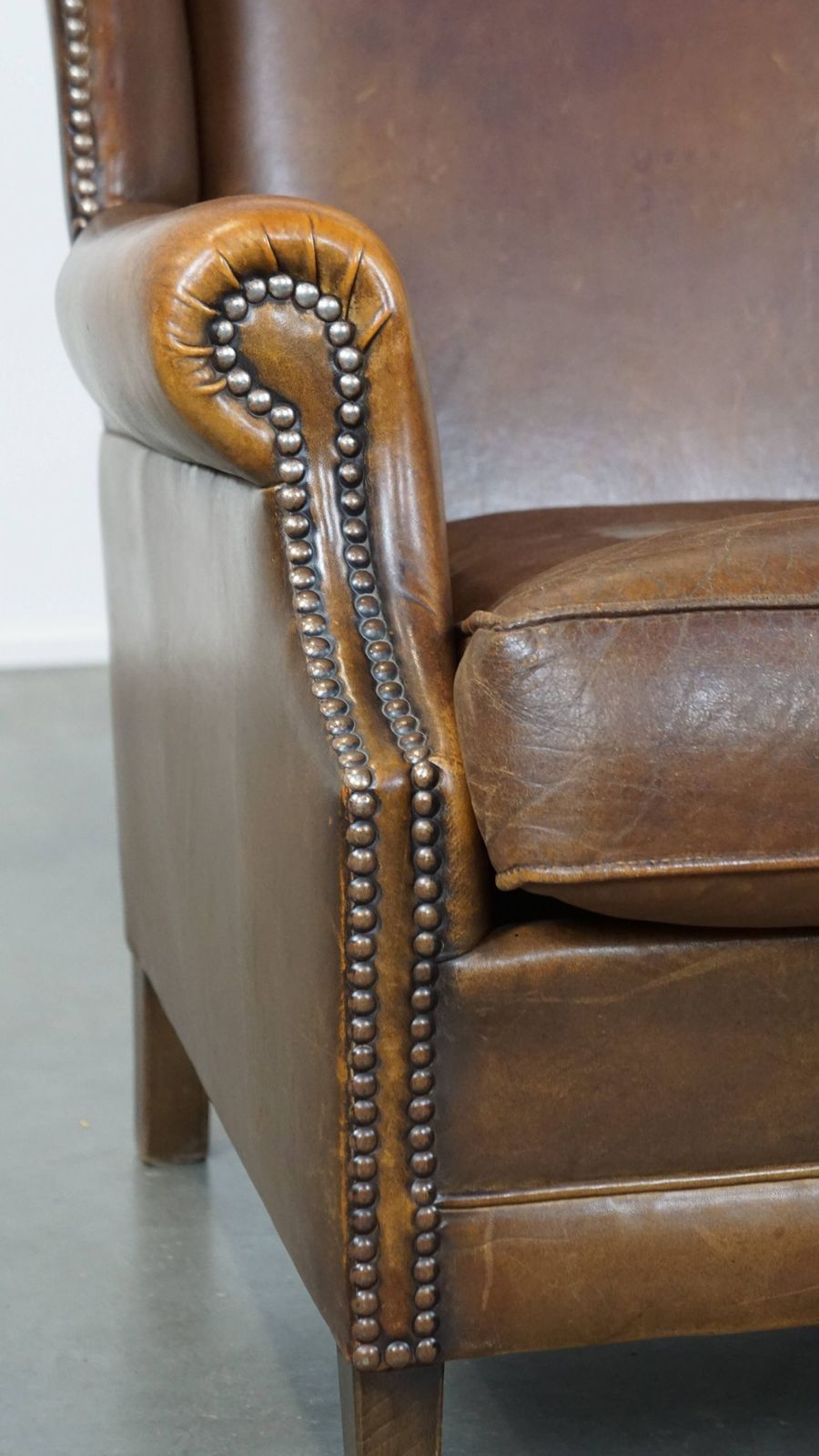 photo furniture Charmante Engelse Stijl Schapenvacht Fauteuil Met Mooie Kleuren En Uitstekend Zitcomfort