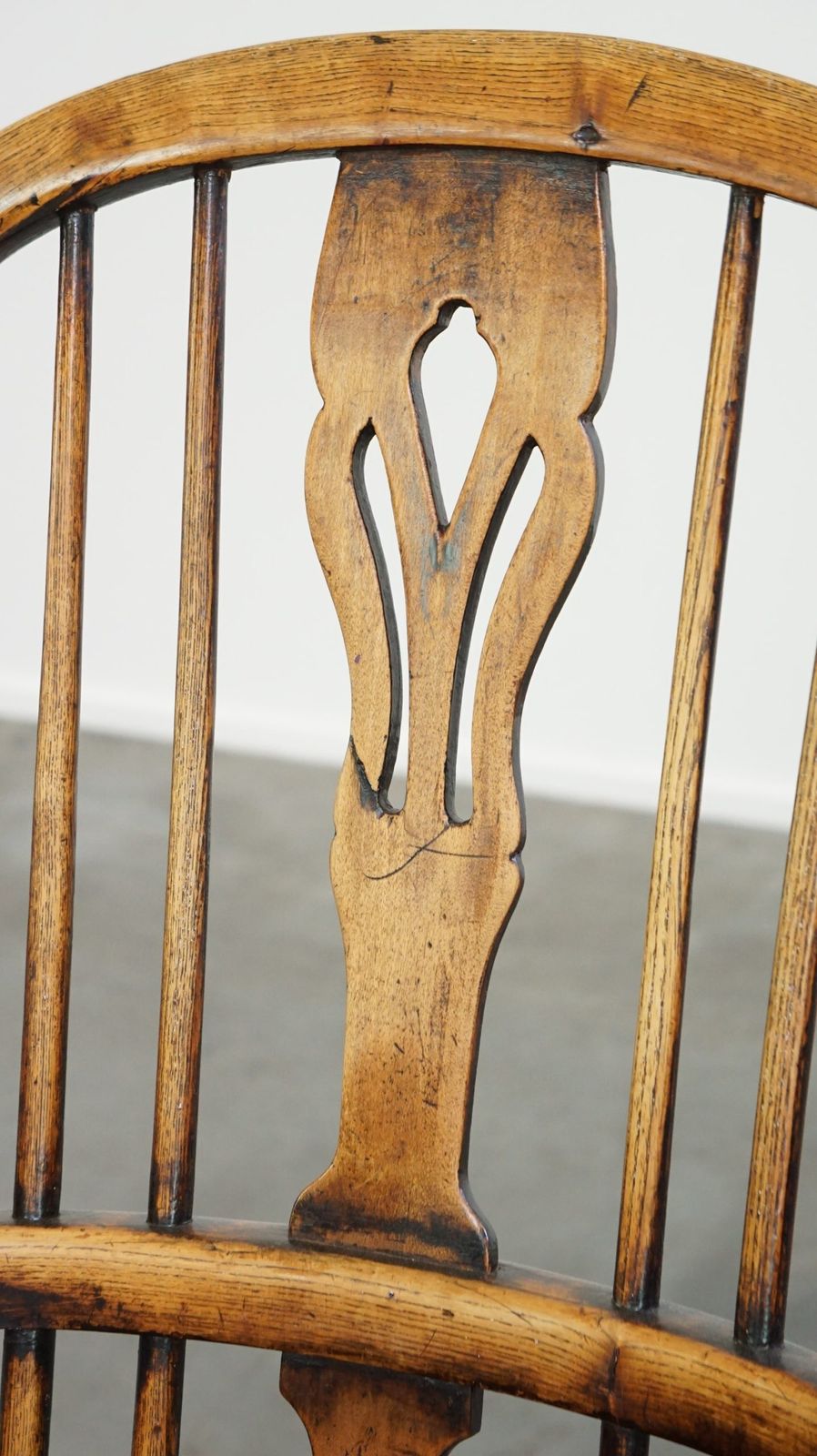 photo furniture Antieke Engelse Windsor-stoel met hoge rug en mooie patina