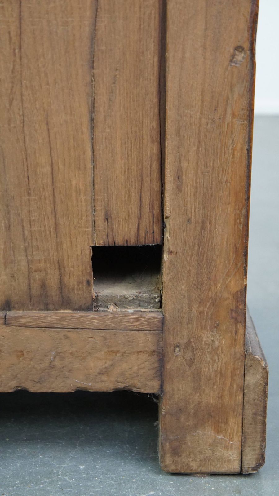 822.2247 Antiek Engels Kastje Met één Deur – Bijzettafel, 19e Eeuw photo