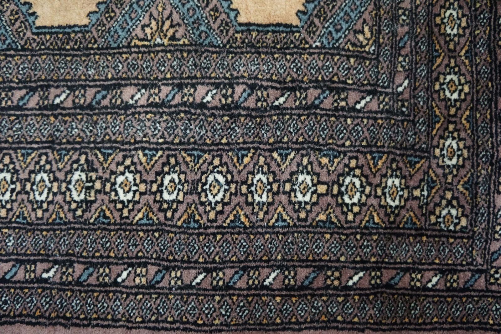 Elegant Tapijt/Vloerkleed Met Franjes, Een Bijzonder Patroon En Verfijnde Kleuren, 202 X 127 Cm photo Textiel