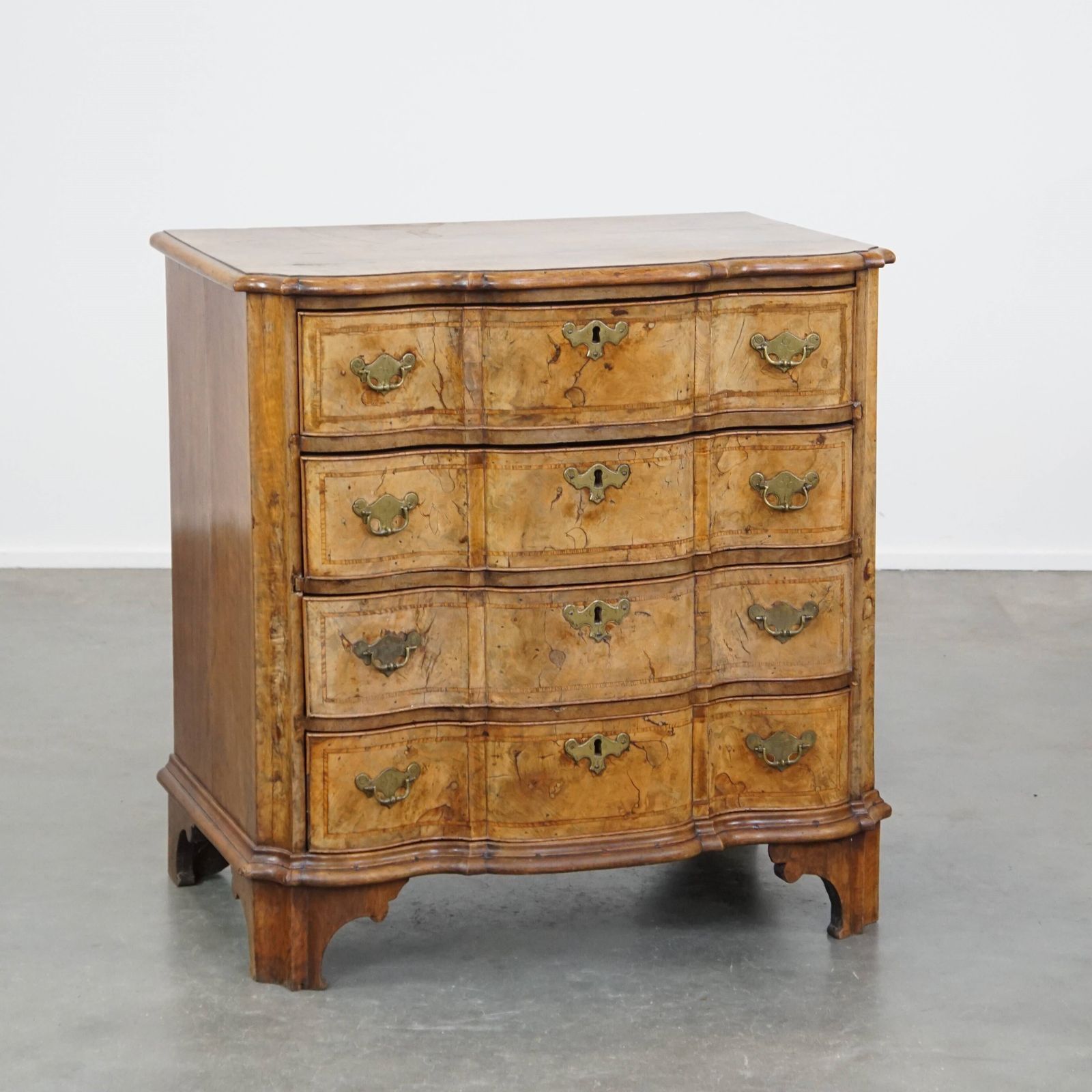 Baroque Curved Burl Walnut Wooden Antique Chest Of Drawers From The 18th Century With 4 Drawers And A Beautiful Patina
