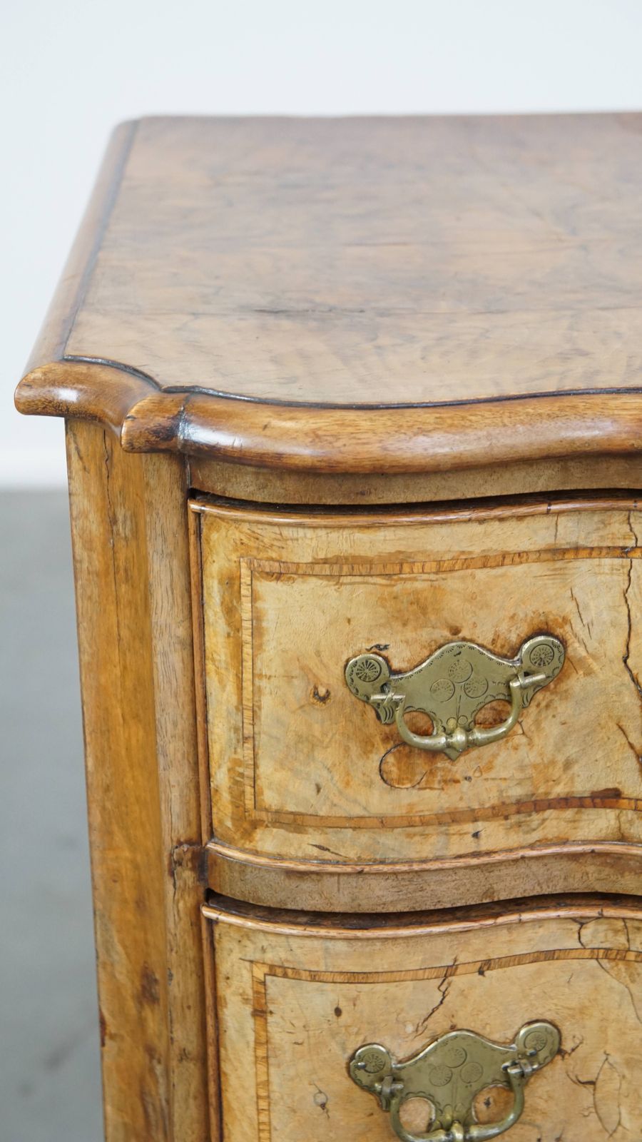 photo furniture Baroque Curved Burl Walnut Wooden Antique Chest Of Drawers From The 18th Century With 4 Drawers And A Beautiful Patina