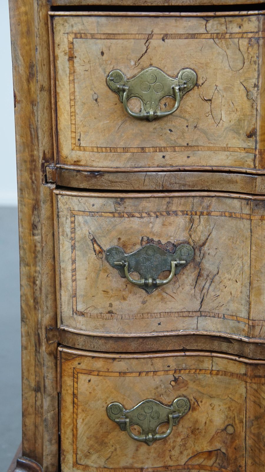 2156.8503 Baroque Curved Burl Walnut Wooden Antique Chest Of Drawers From The 18th Century With 4 Drawers And A Beautiful Patina photo