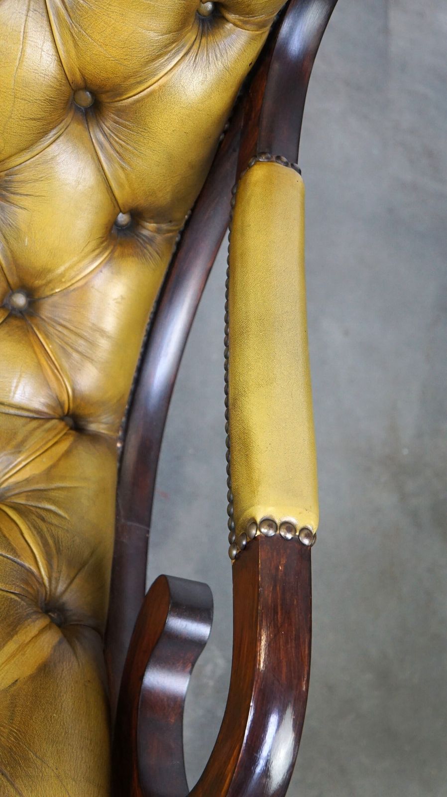 photo furniture Elegant Cow Leather Chesterfield Armchair Combined With Wood