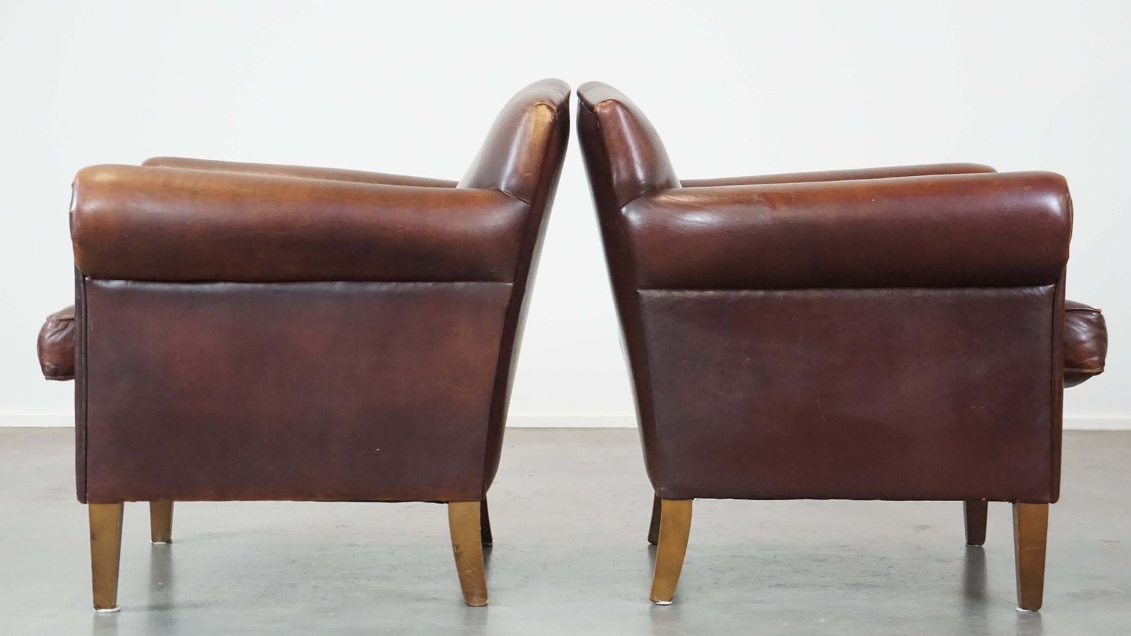 Set Van 2 Strak Afgewerkte Design Fauteuils Van Schapenleer photo Meubels