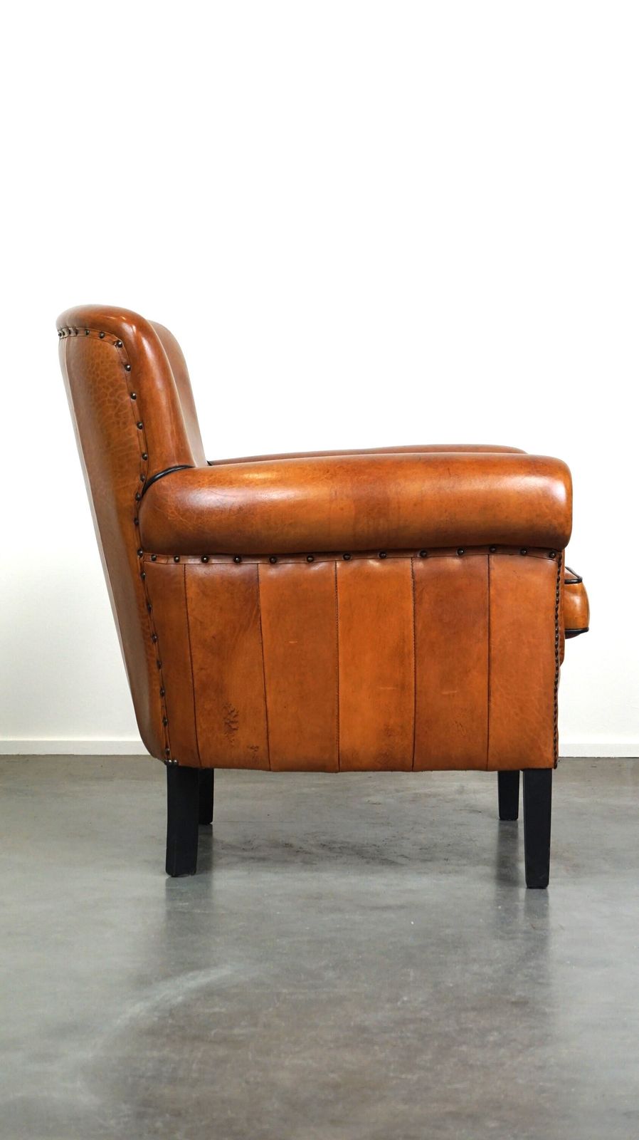 Schapenvacht Fauteuil In Zeer Goede Staat Met Luxueuze Uitstraling photo for sale