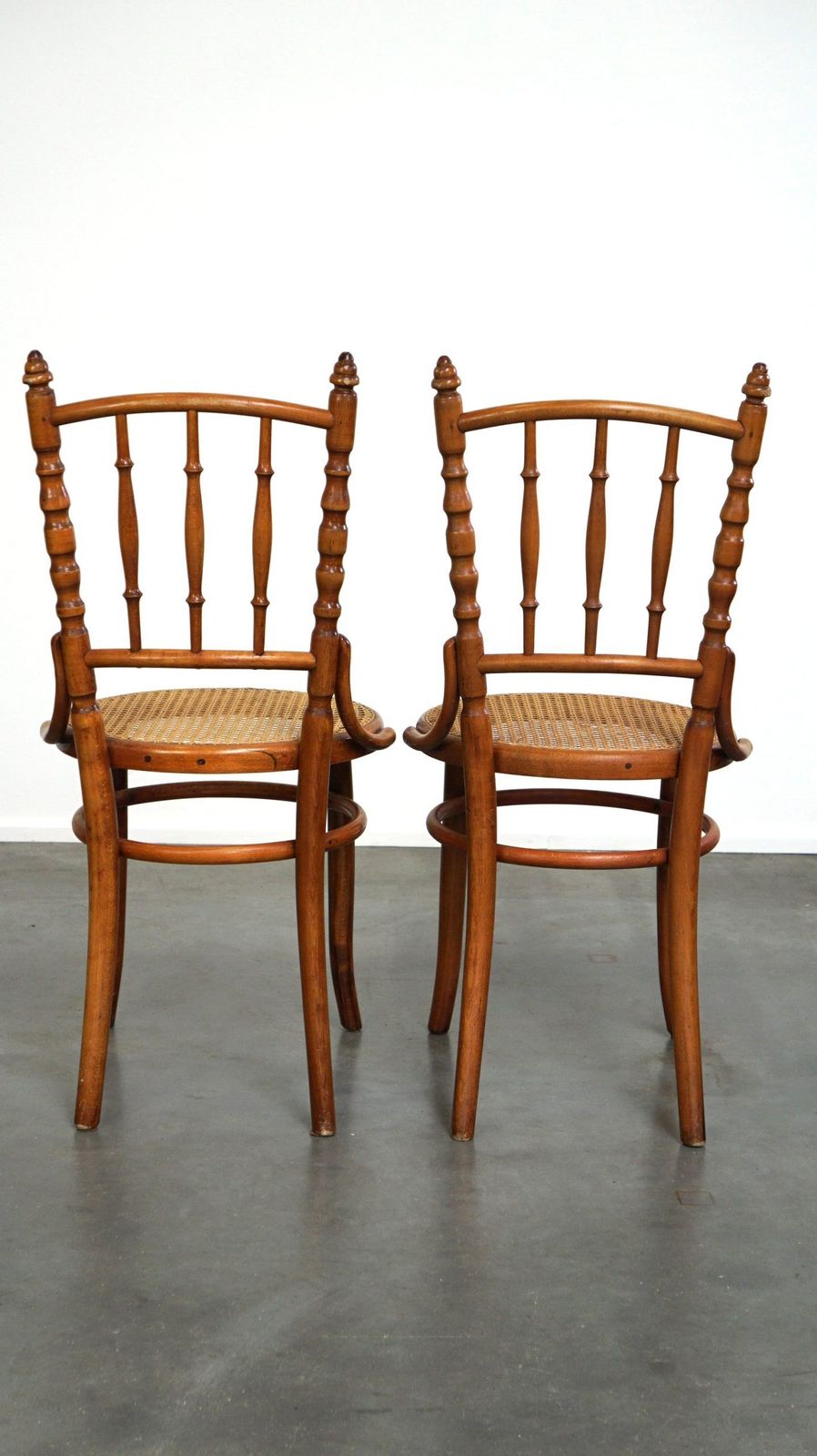Set Van 4 Antieke Thonet Bistrostoelen Met Een Prachtig Uiterlijk photo Meubels
