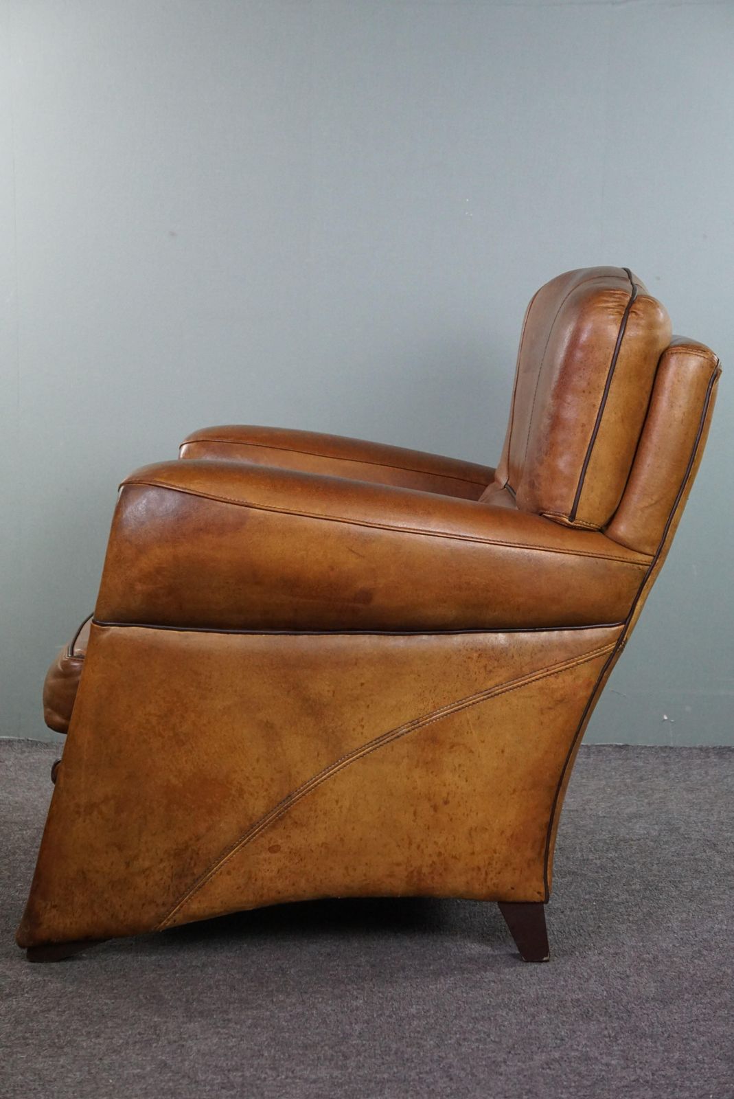 Opvallende Moderne Design Fauteuil Van Hoogwaardig Schapenvacht photo vinterior