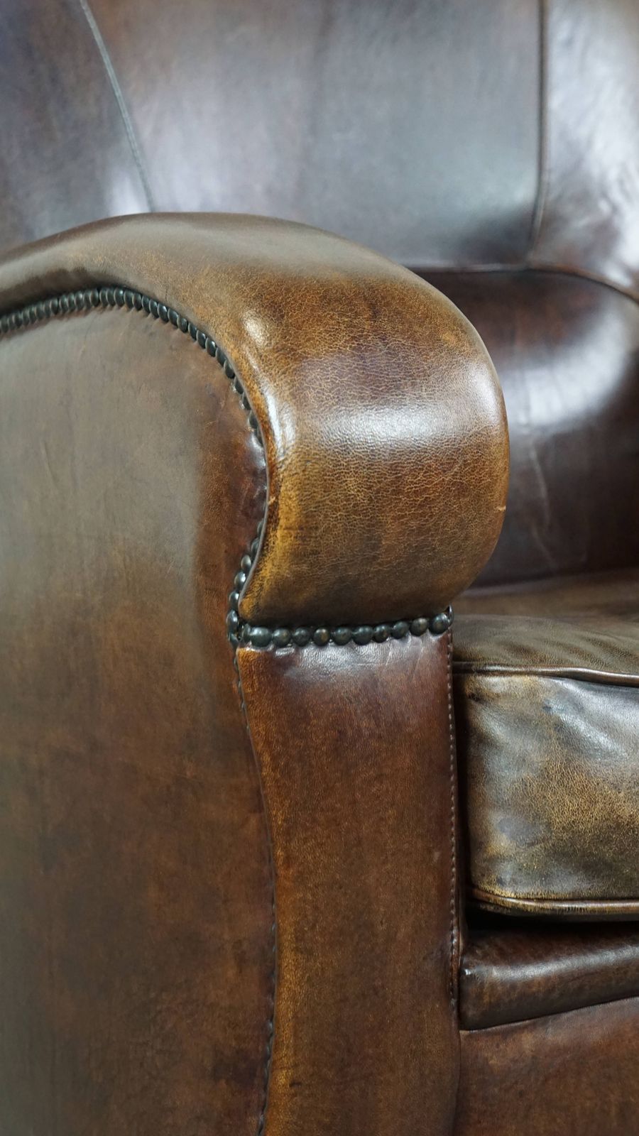 Meubels Statige Fauteuil Met Donker Schapenleer, Ronde Vormen En Comfortabele Zitting photo