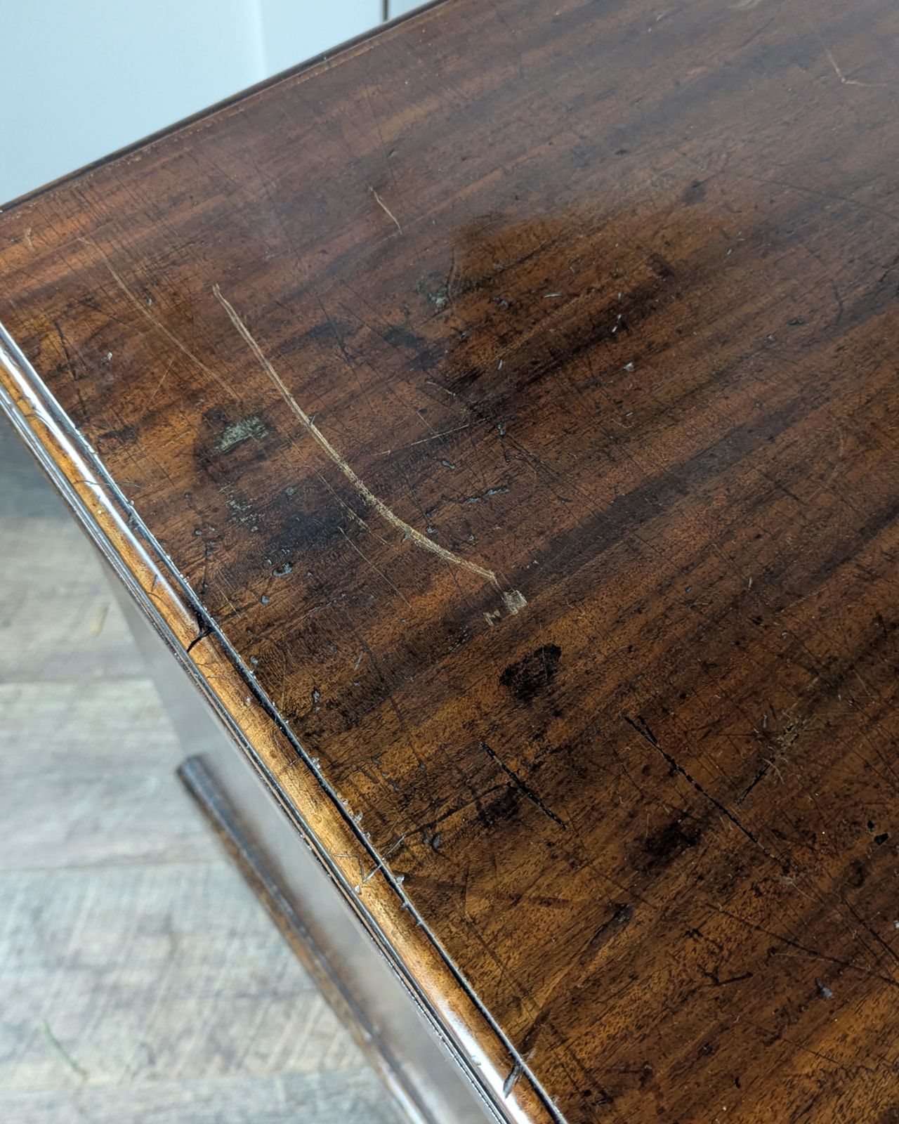 photo vintage George III Mahogany Bachelor’s Kneehole Desk