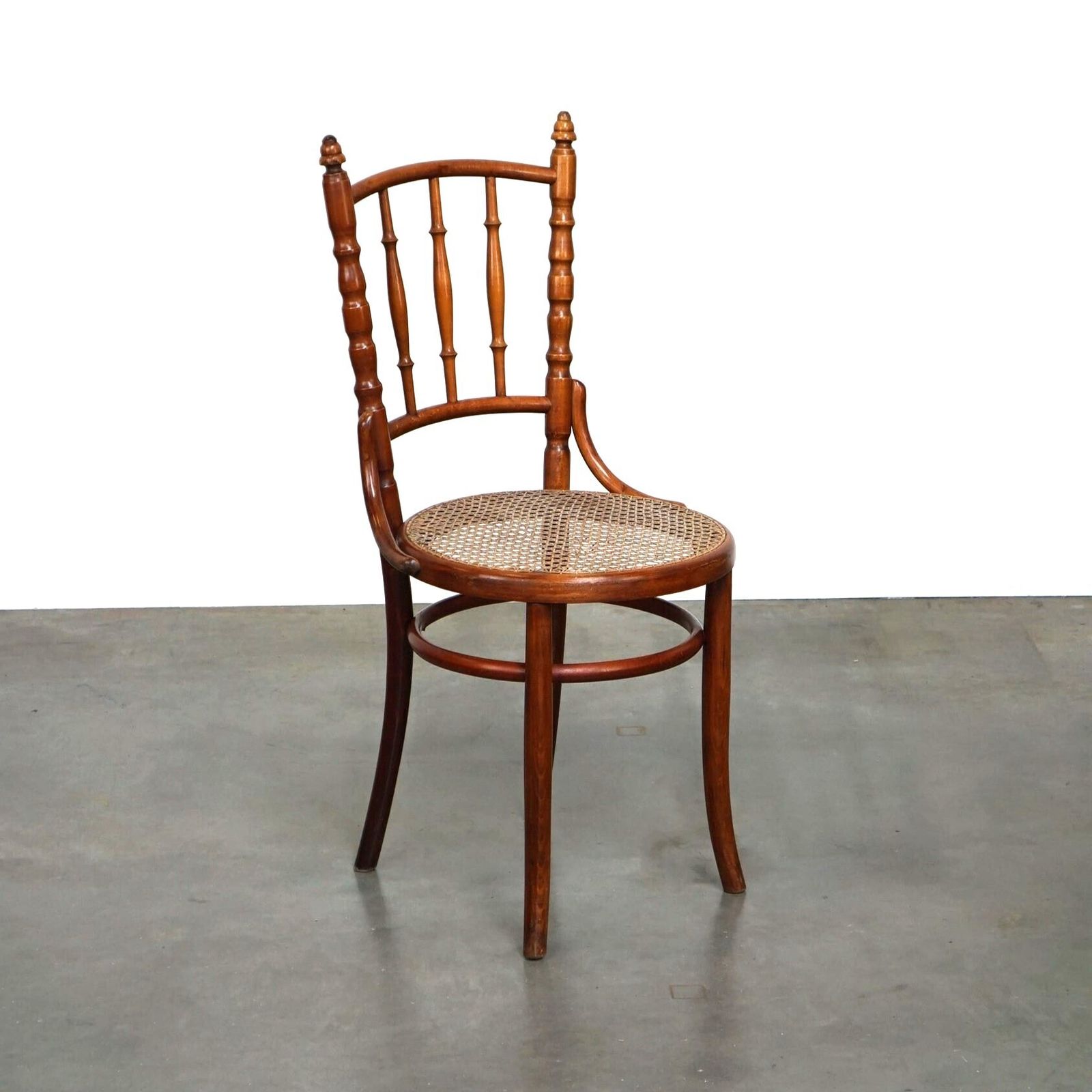 Antieke Thonet Stoel Met Mooie Kleuren En Een Rieten Zitting
