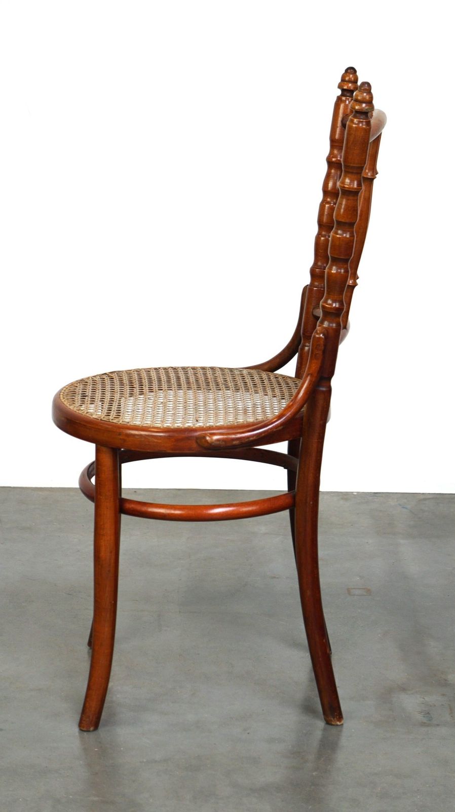 Antieke Thonet Stoel Met Mooie Kleuren En Een Rieten Zitting photo 226.4097