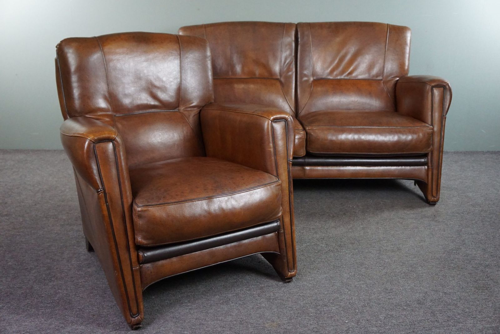Set Van Een Bank En Fauteuil Met Schapenvachtdesign, In Goede Staat photo furniture