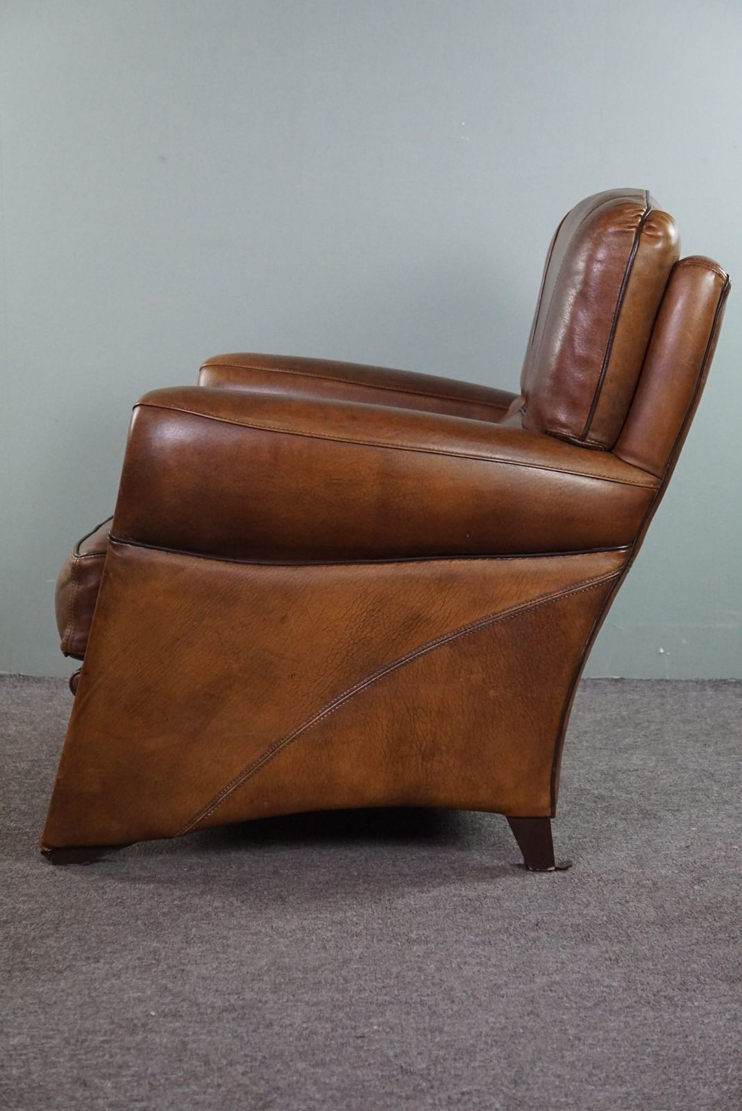 Set Van Een Bank En Fauteuil Met Schapenvachtdesign, In Goede Staat photo buy