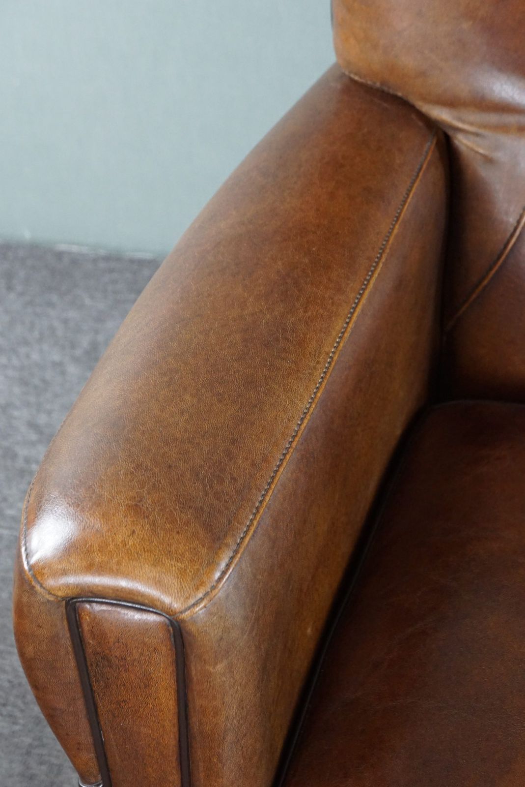 photo buy Set Van Een Bank En Fauteuil Met Schapenvachtdesign, In Goede Staat
