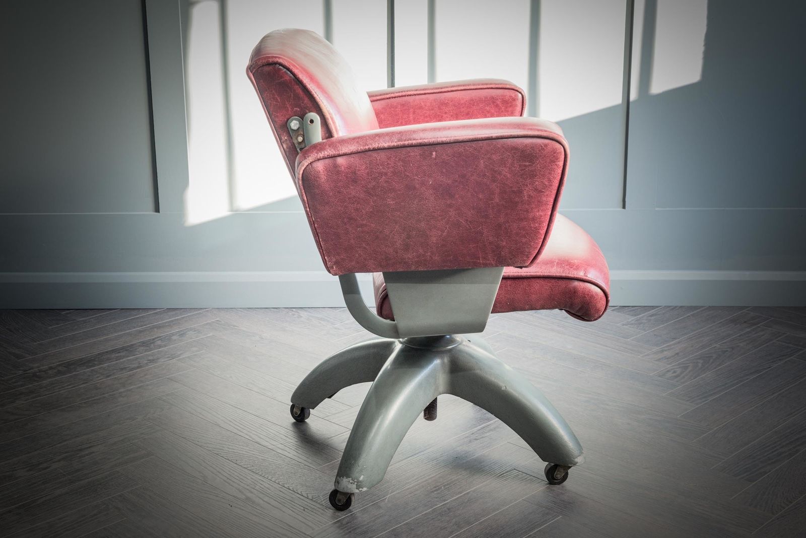 495.0 Tansad De Luxe V.26 Red Leather Office Chair photo