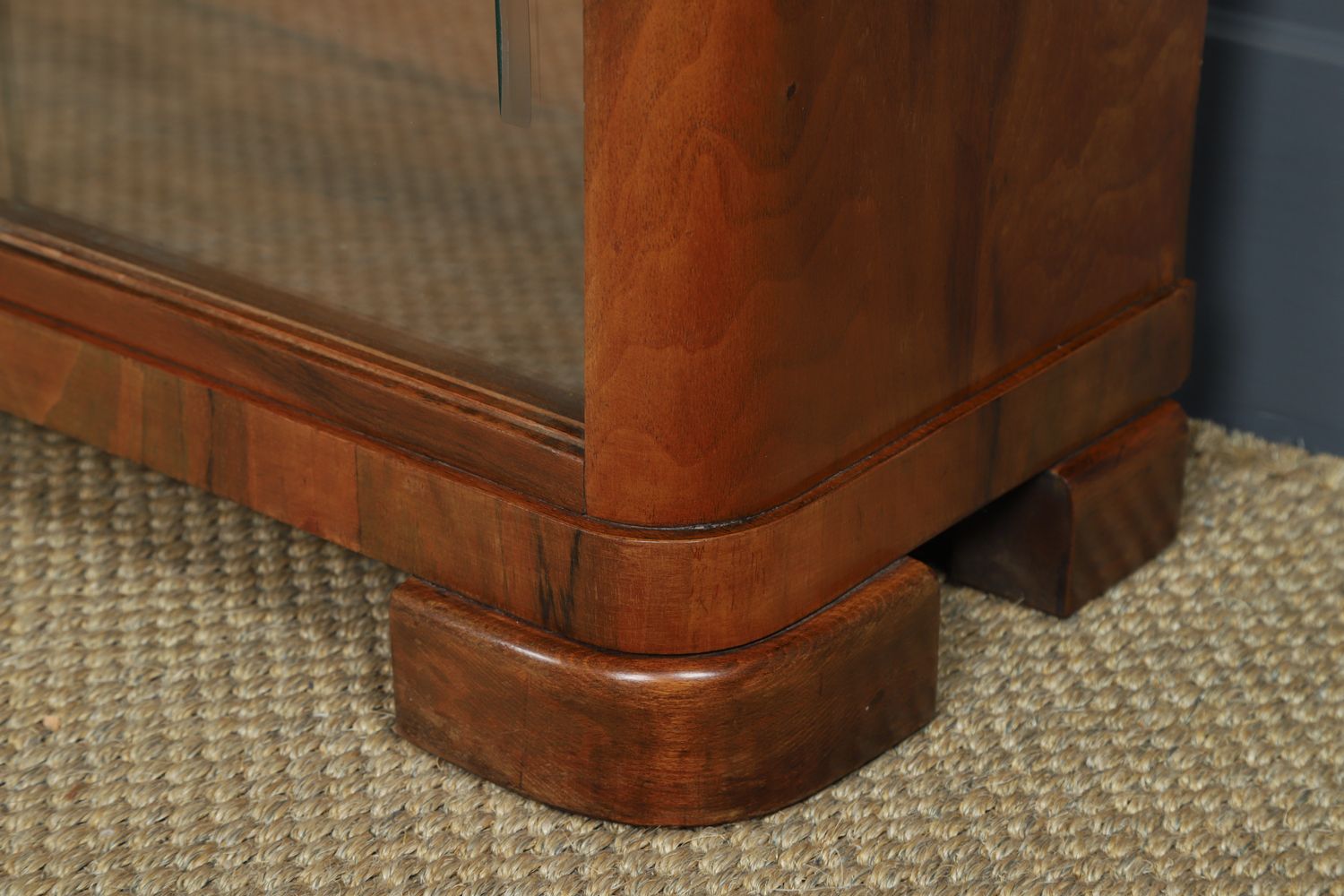photo vinterior Continental Art Deco Walnut Pedestal Dressing / Vanity Table With Mirrors (Circa 1930)