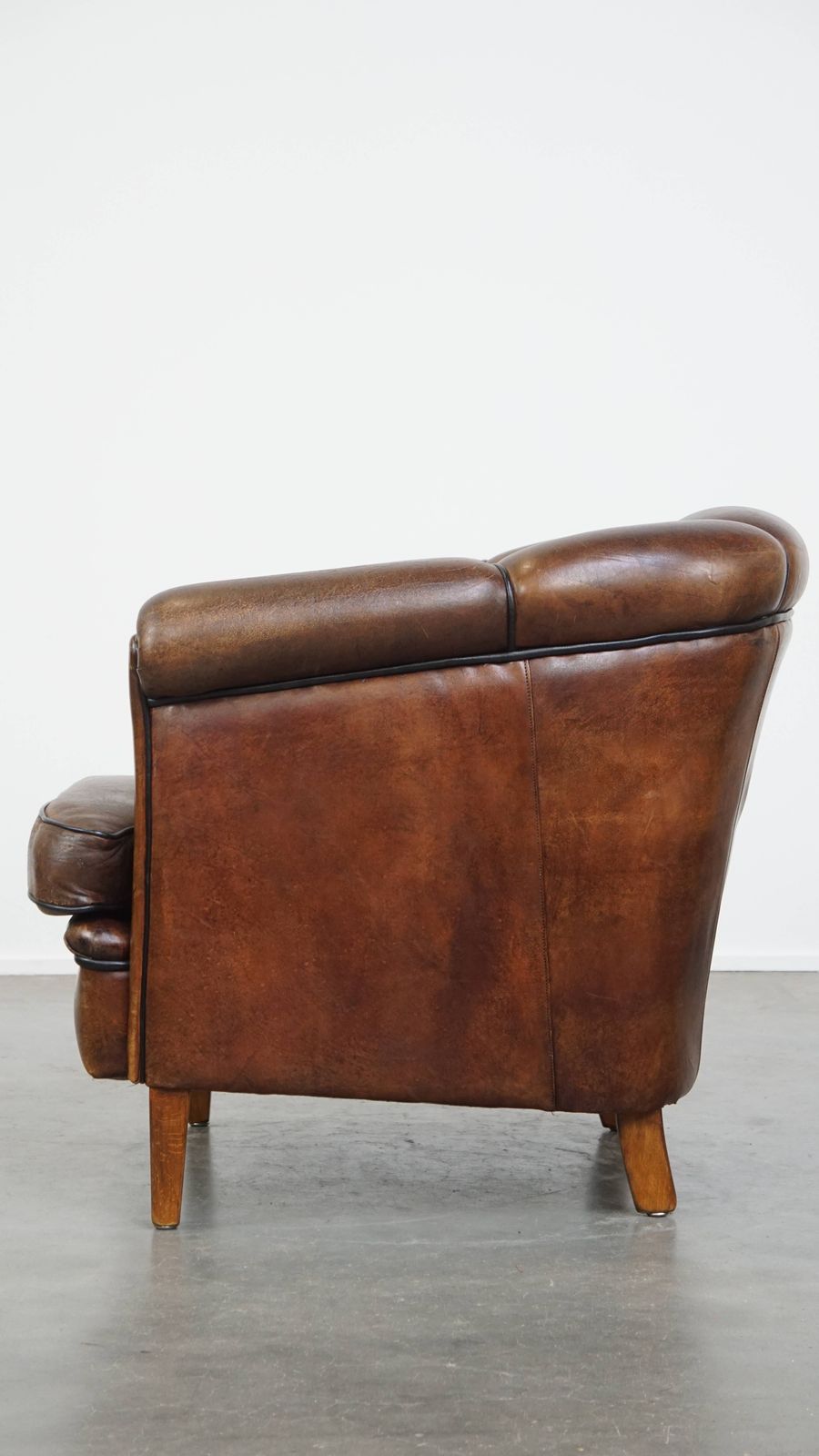Bijzondere En Statige Clubfauteuil Van Donker Schapenleer Met Zwarte Paspelafwerking photo 1000.9691999999999