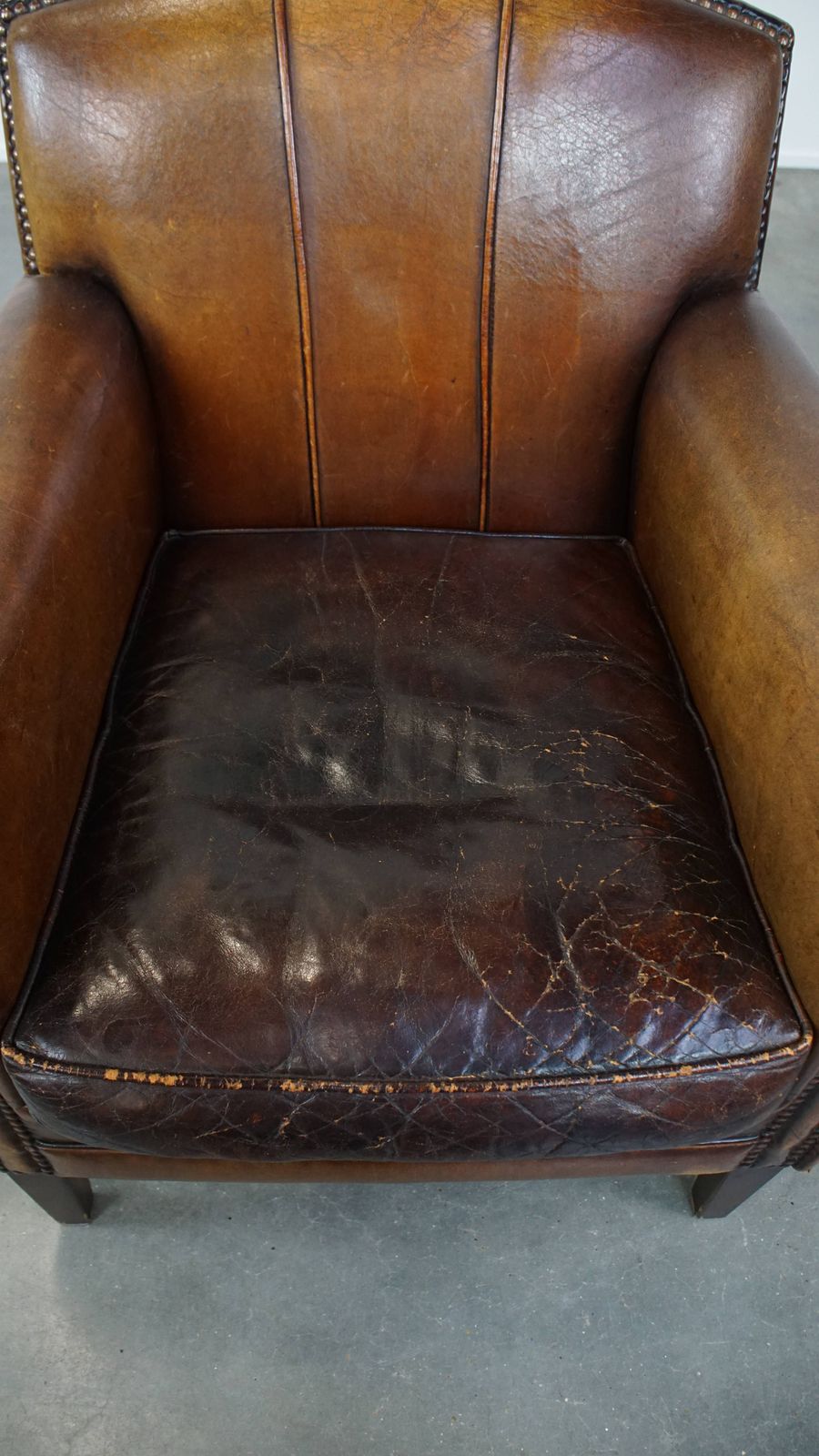 Karaktervolle Fauteuil Met Subtiele Patina In Schapenleer photo vinterior
