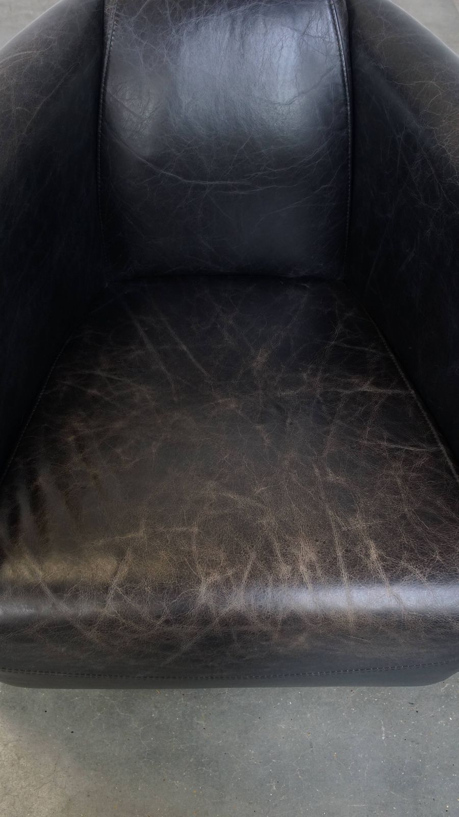 Black Cowhide Aviator Armchair With A Sleek Design And A Nice Shape photo vinterior