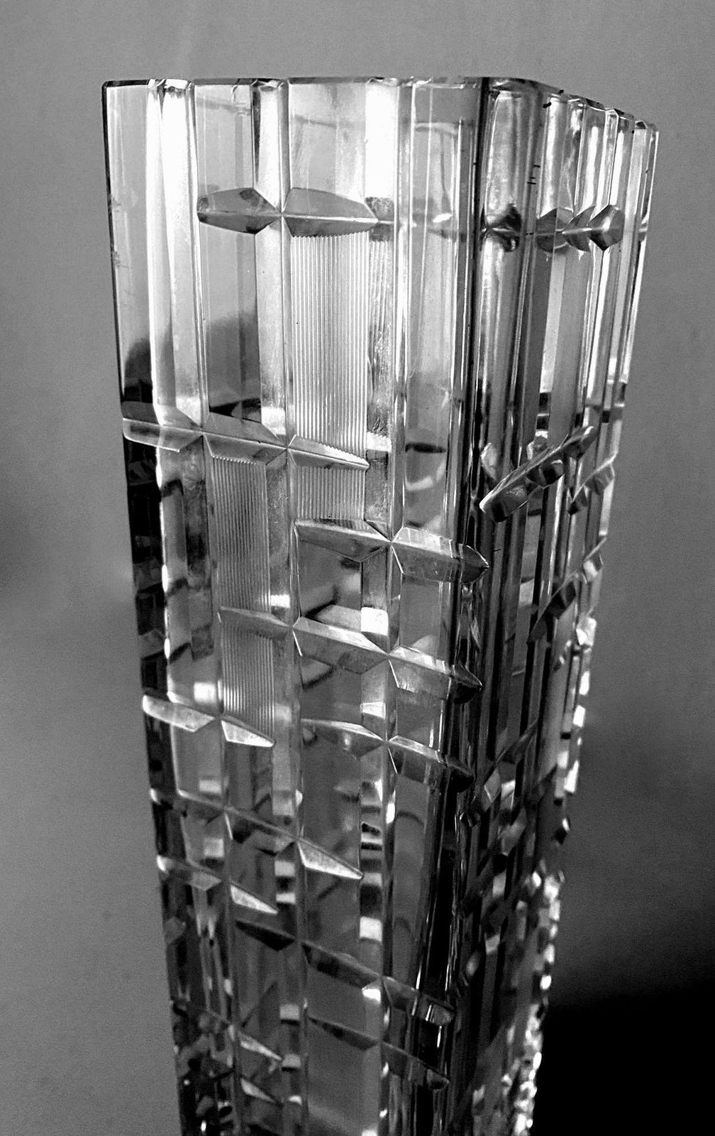 photo furniture Italian Craftsmanship Hand Cut And Hand Polished Beveled Crystal Vase