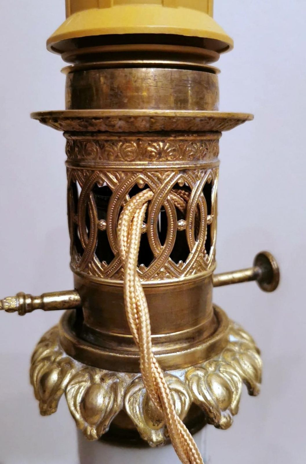 photo vintage Pair Of French Oil Lamps Opaline Glass Hand Painted Bronze Finishing