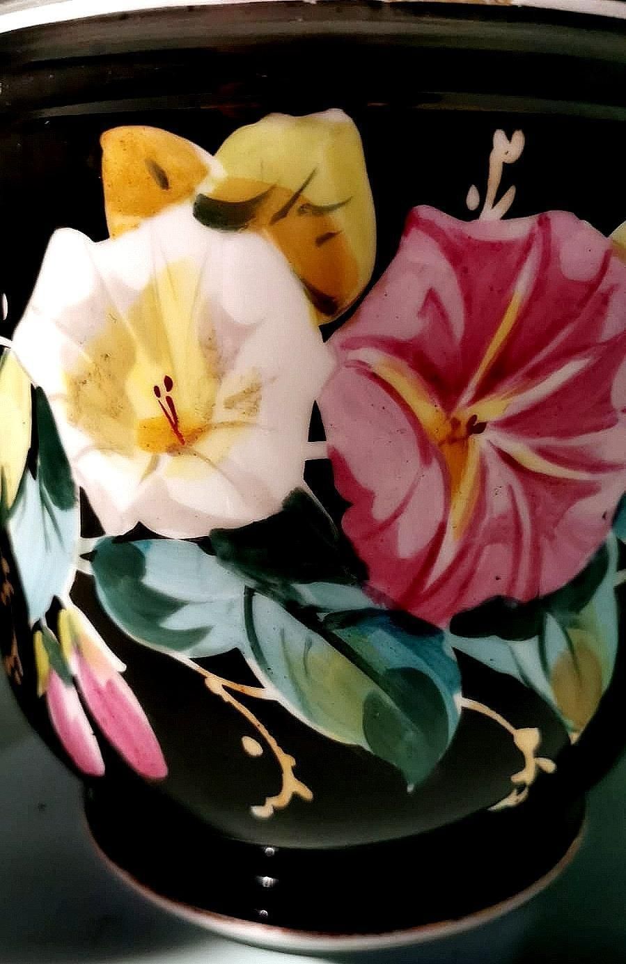 photo vintage Napoleon III, Pair Of French Cachepots In Hand Painted Porcelain De Paris