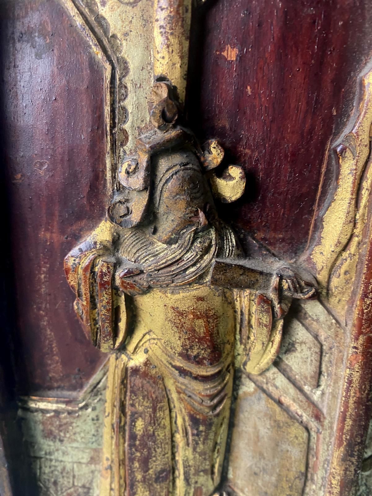 photo vintage Qing Dynasty Exquisite Chinese Wooden Panel With Raised Figures Gold Leaf (N.2)