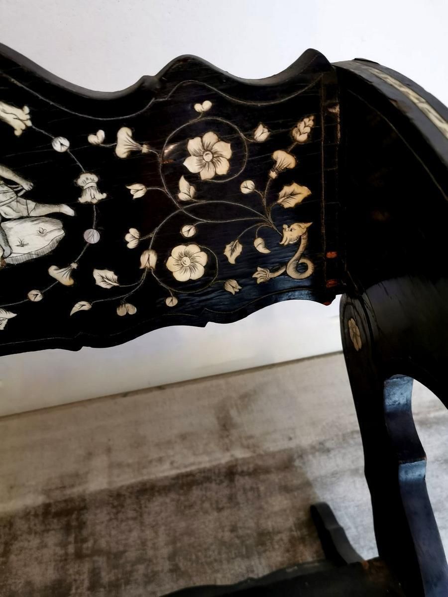 photo vintage Spanish Ancient Ebony Chair With Cordova Leather