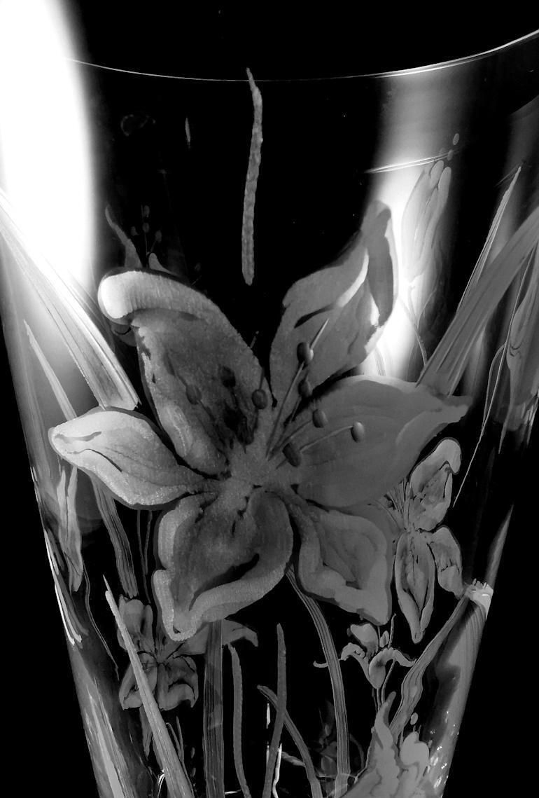photo furniture Italian Cut And Ground Crystal Vase With Flower Decoration