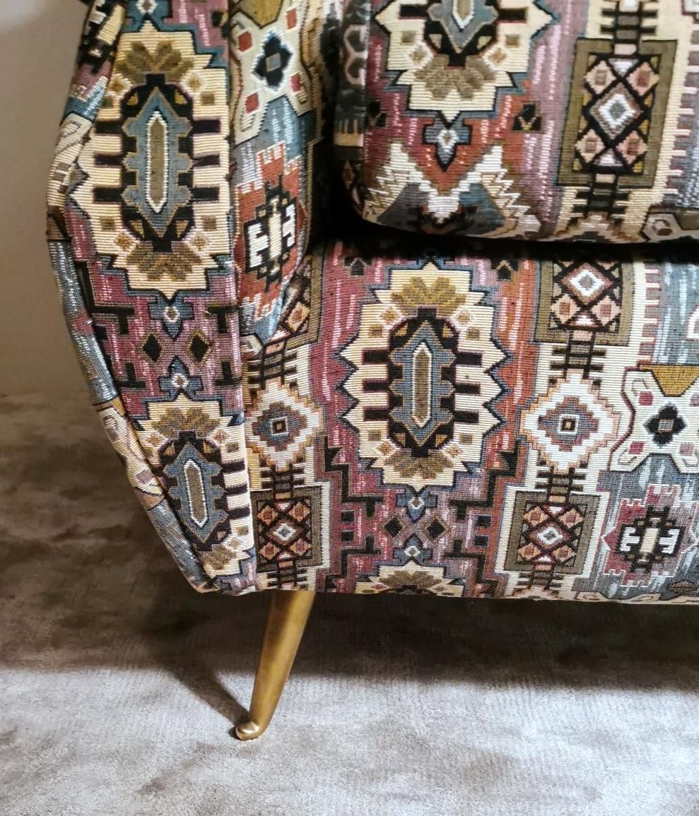photo vintage Country Chic Style French Armchair With Patterned Fabric Handmade On Loom