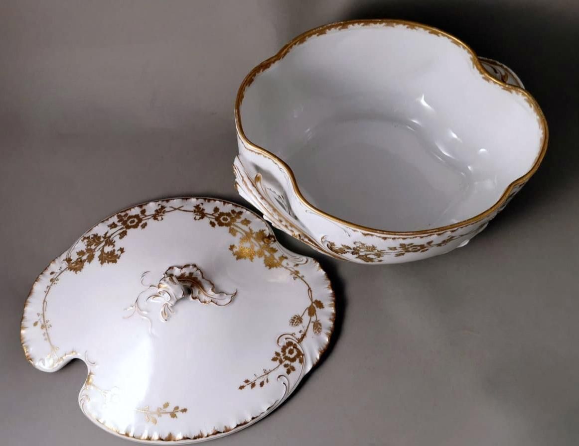 525.0 Haviland & Co Limoges French Tureen In White Porcelain And Gold Decoration photo