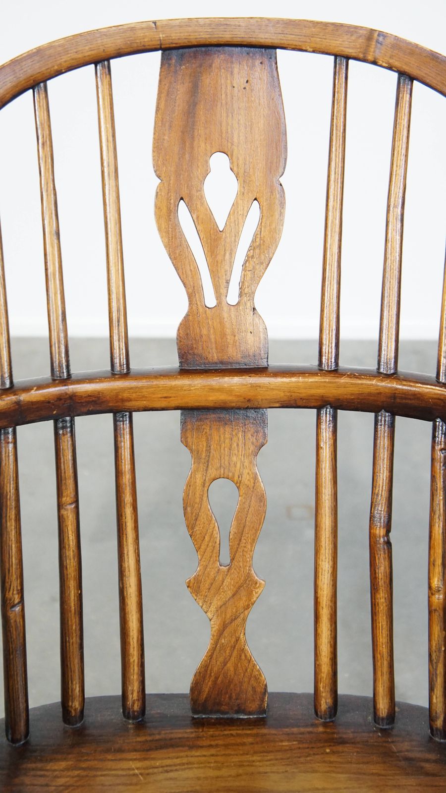 photo furniture Antieke Engelse Houten Windsor Eetkamer /Bijzetstoel Met Mooie Kleurencombinatie En Patina