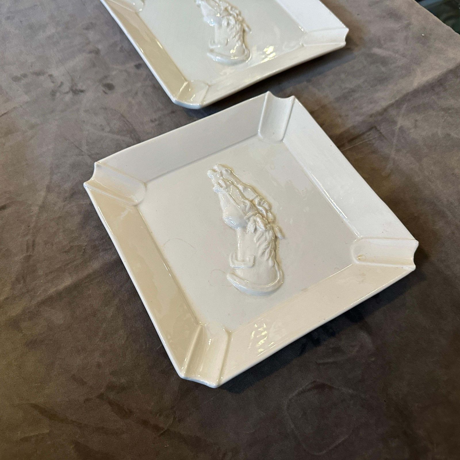 Set Of Two 1980s White Porcelain Horse Ashtrays By Gucci Firenze photo vinterior