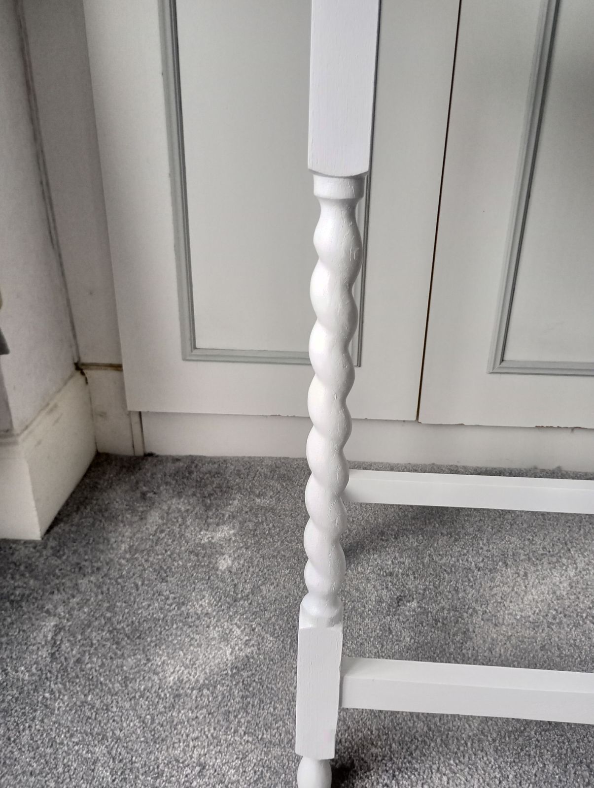 photo vinterior Anitque Oak Barley Twist Leg Side Table In Satin White With Solid Oak Glazed Top