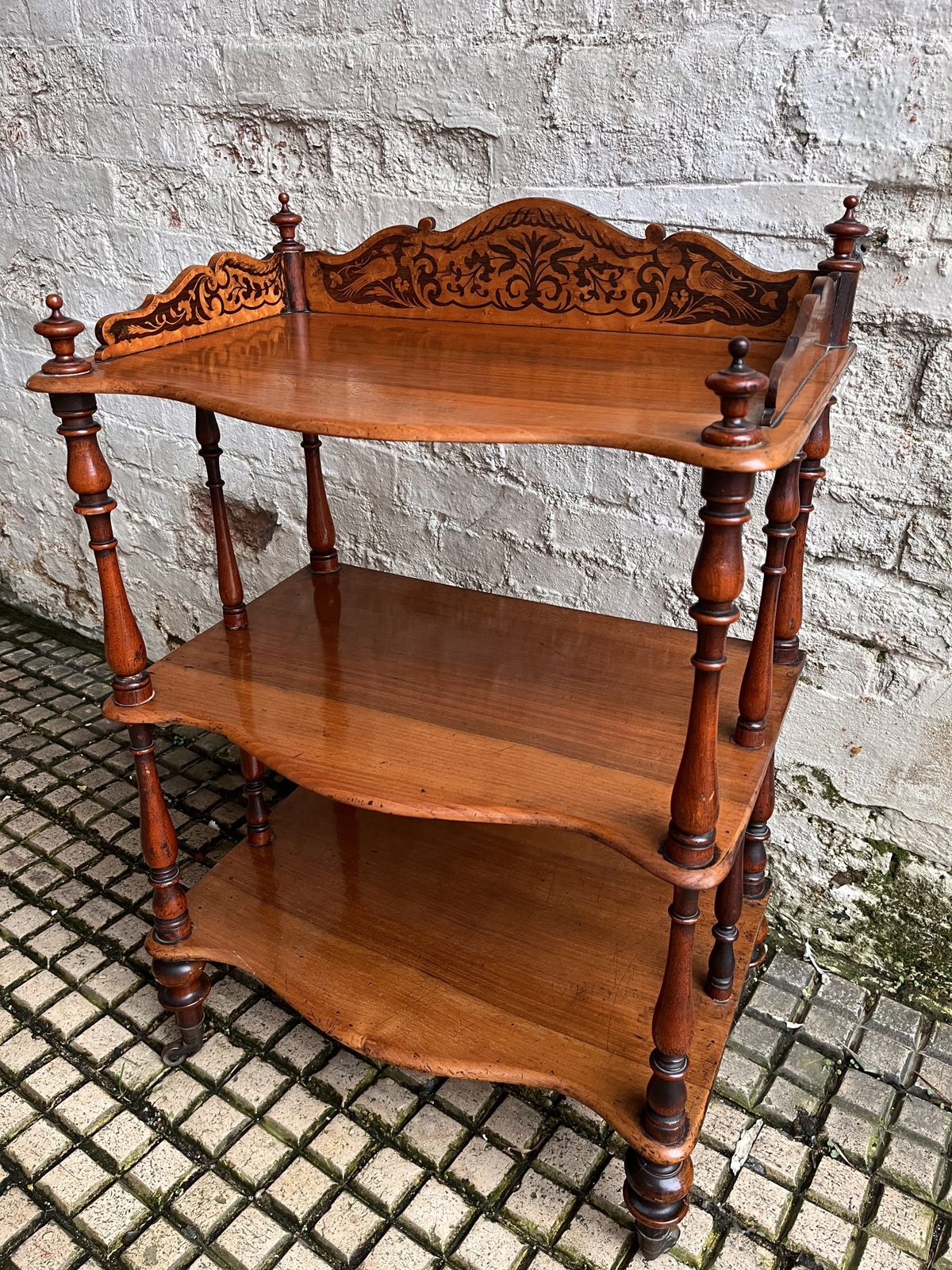 photo vintage Pretty Victorian Mahogany Whatnot Shelves