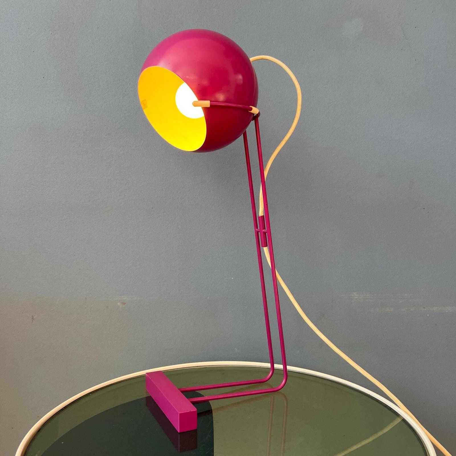 Speelse Vintage Bureaulamp In Paars Roze Met Bolronde Kap