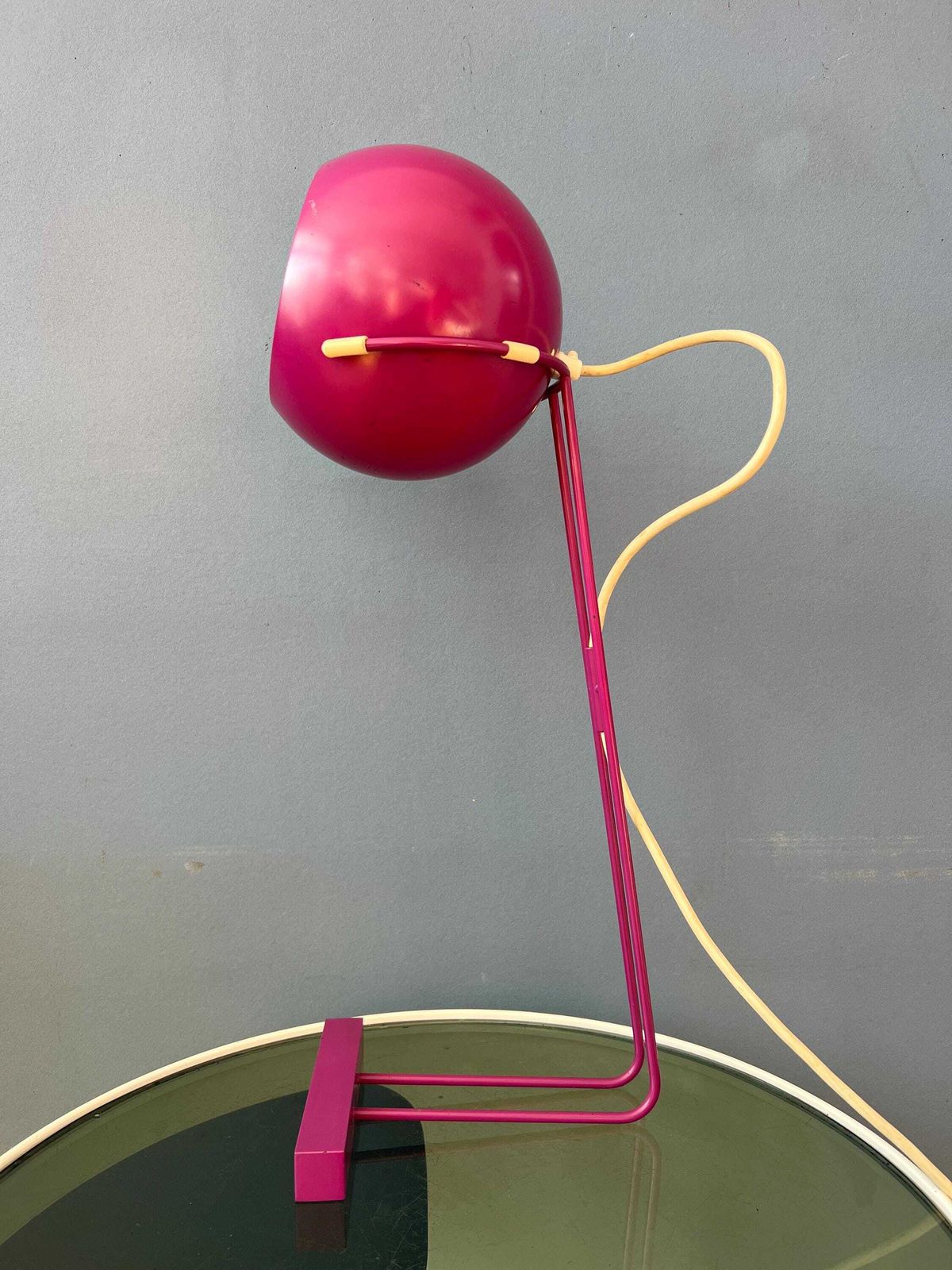 Speelse Vintage Bureaulamp In Paars Roze Met Bolronde Kap photo Verlichting