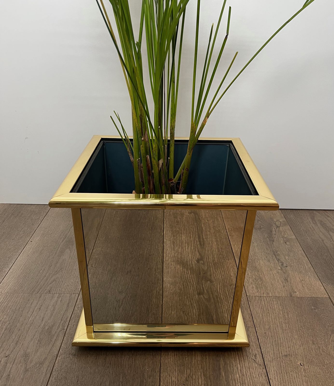 photo vinterior Mirrored And Gold Metal Planter