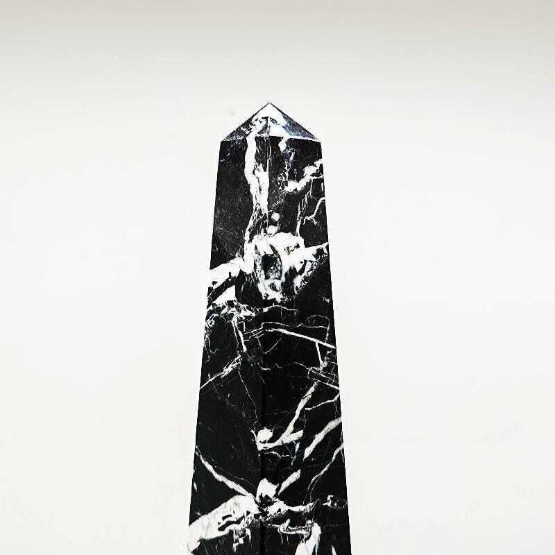 1970s Stunning Big Hand Carved Obelisk In Black Marble Of Aquitaine. Made In Italy. 43 Cm H. photo vinterior