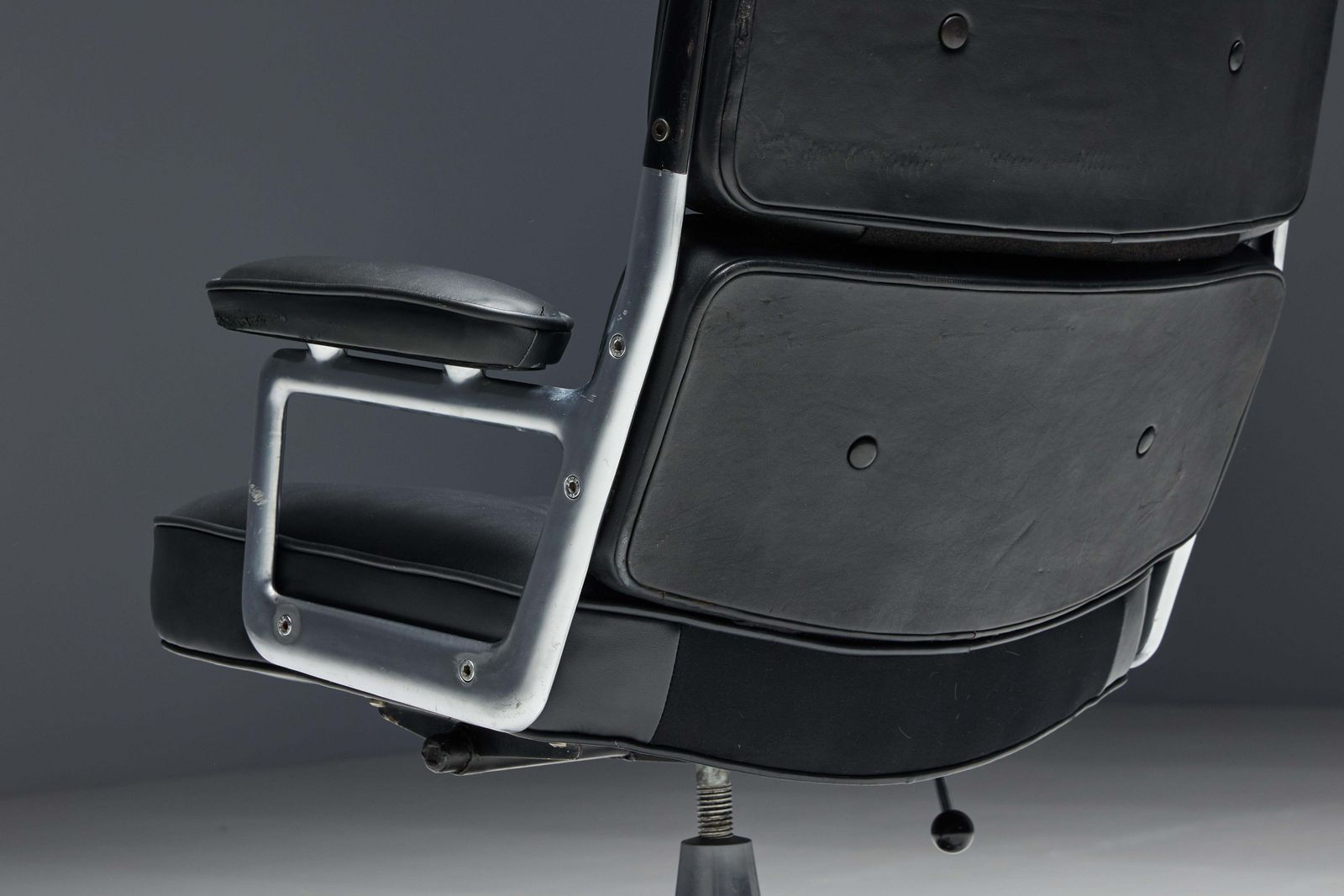5342.0 Lobby Desk Chair Es104 By Charles & Ray Eames For Herman Miller, USA, 1960s photo