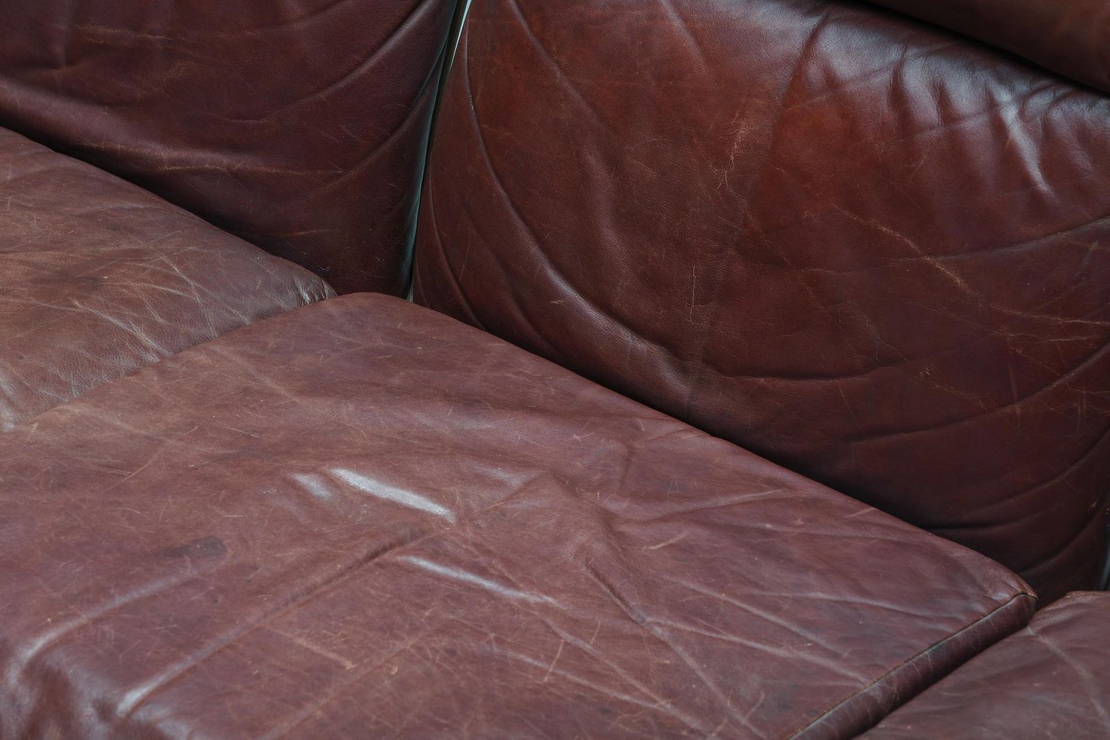 photo furniture Three Seater 'Arcata' By Gae Aulenti, Walnut And Burgundy Leather, 1968