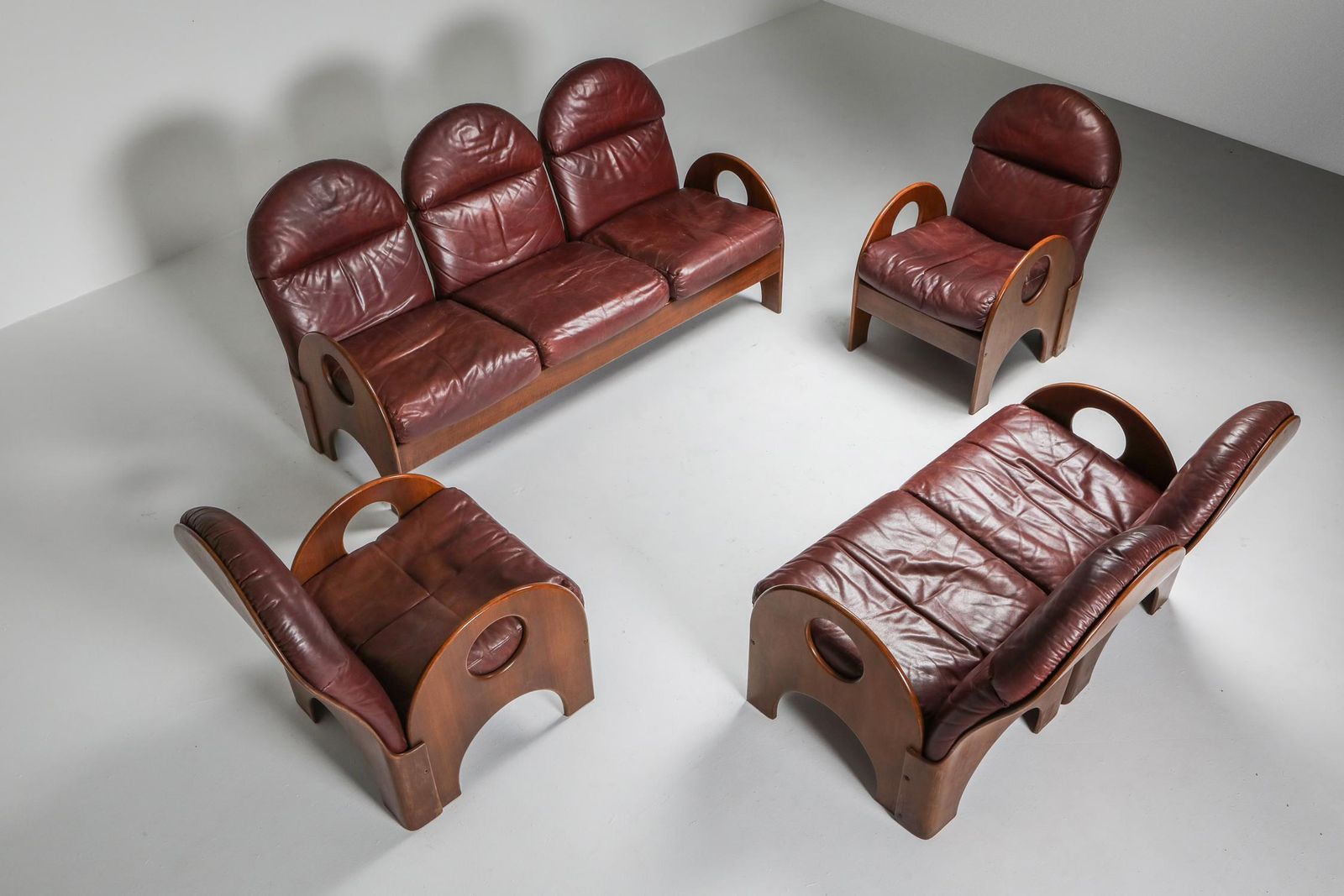 Gae Aulenti "Arcata" Living Room Set In Walnut And Burgundy Leather, 1968 photo furniture