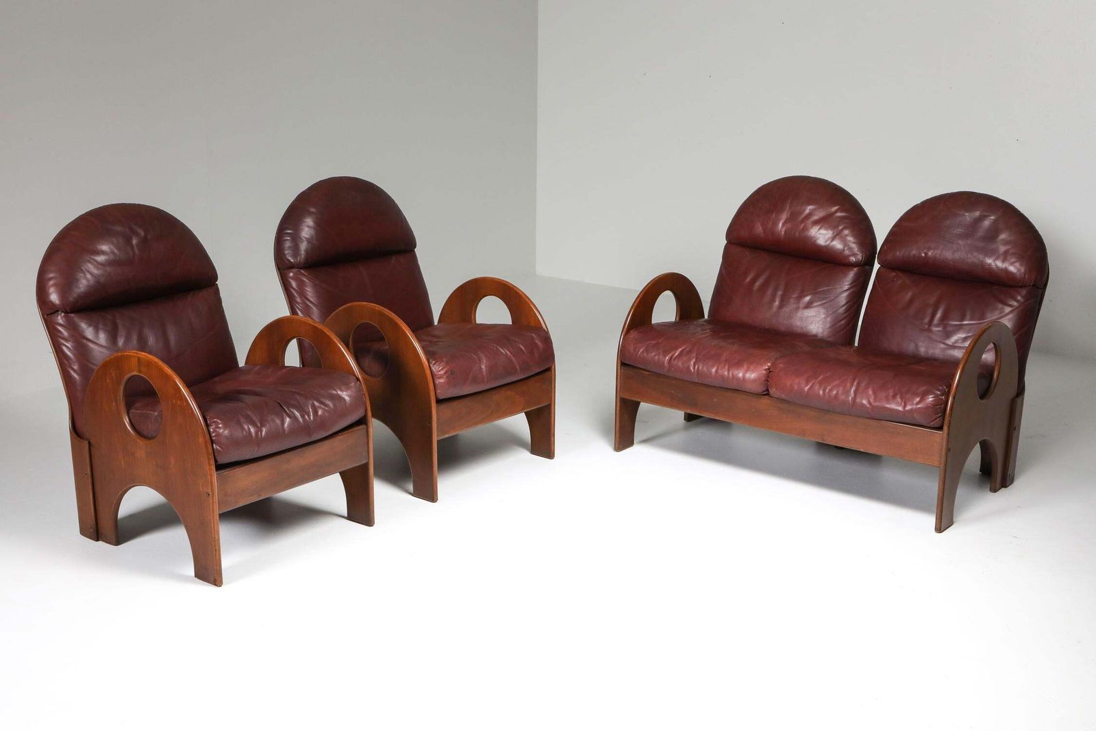 Gae Aulenti "Arcata" Living Room Set In Walnut And Burgundy Leather, 1968 photo for sale