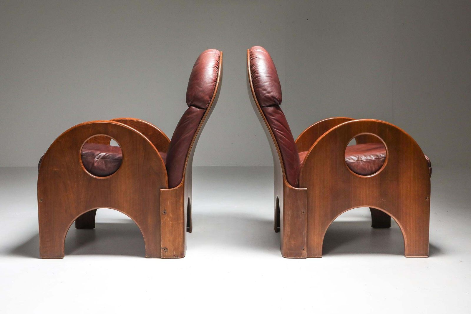 Gae Aulenti "Arcata" Living Room Set In Walnut And Burgundy Leather, 1968 photo 21685.0