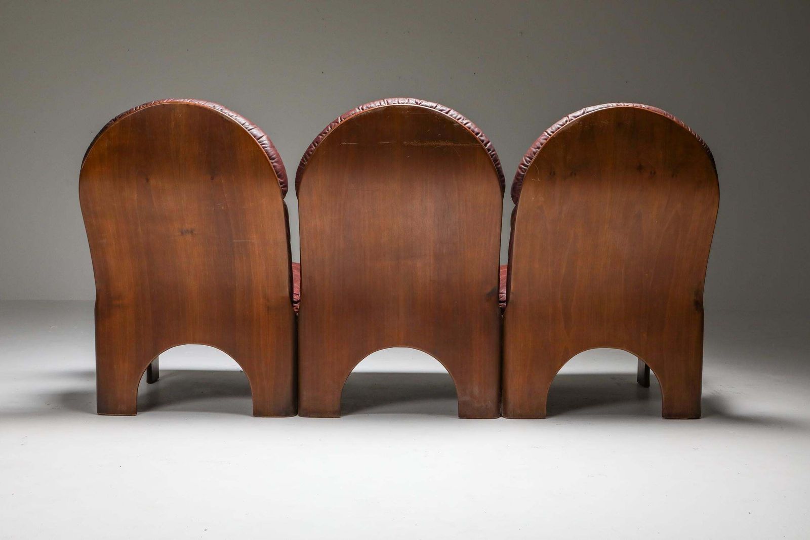 photo vinterior Gae Aulenti "Arcata" Living Room Set In Walnut And Burgundy Leather, 1968